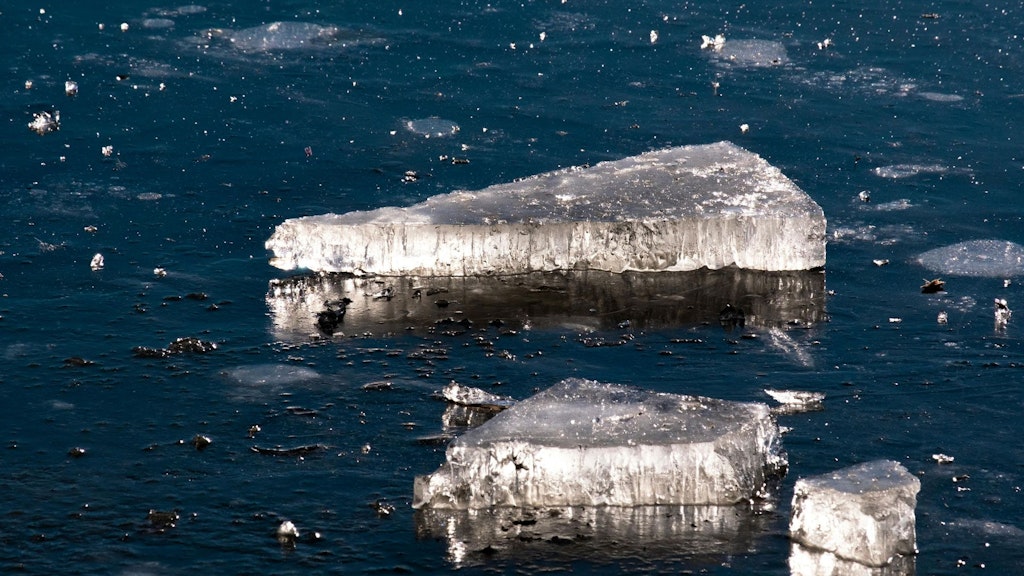 Schmelzendes und verschmutztes Eis See soll auf CO2-Emissionen hinweisen.