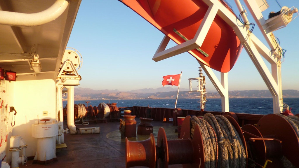 Ein Schiff unter Schweizer Flagge soll auf die neuen Rahmenbedingungen für die Schweizer Flagge auf See hinweisen.