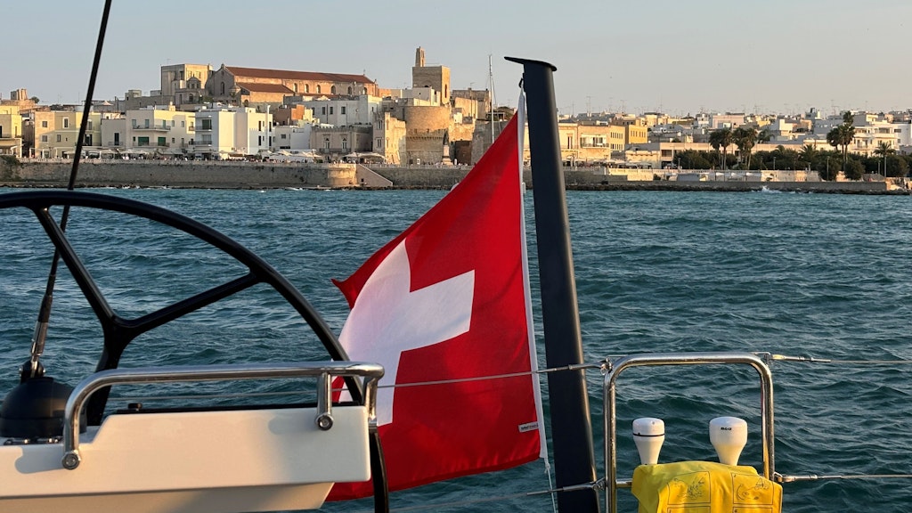 Lo yacht svizzero LOMA lascia la baia di Otranto.