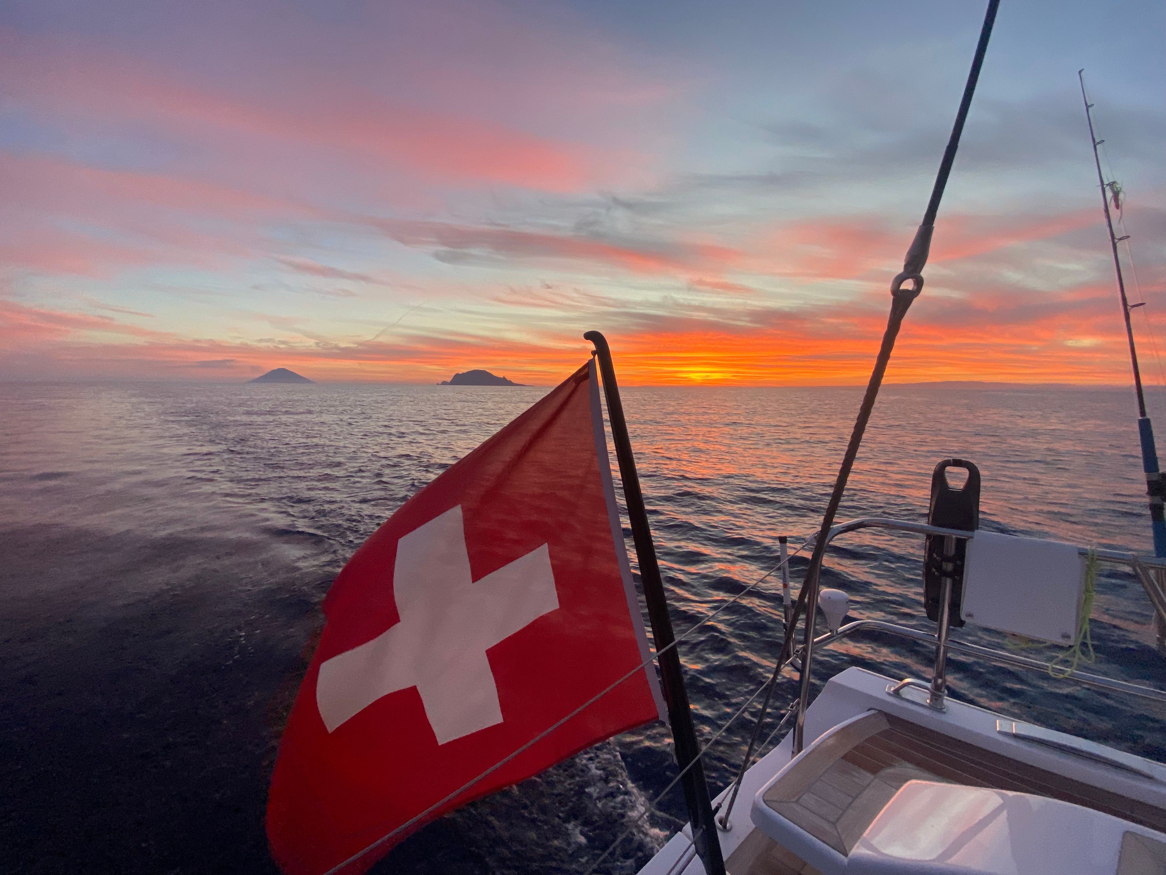 Le pavillon suisse sur la mer devant le volcan de Stromboli. 