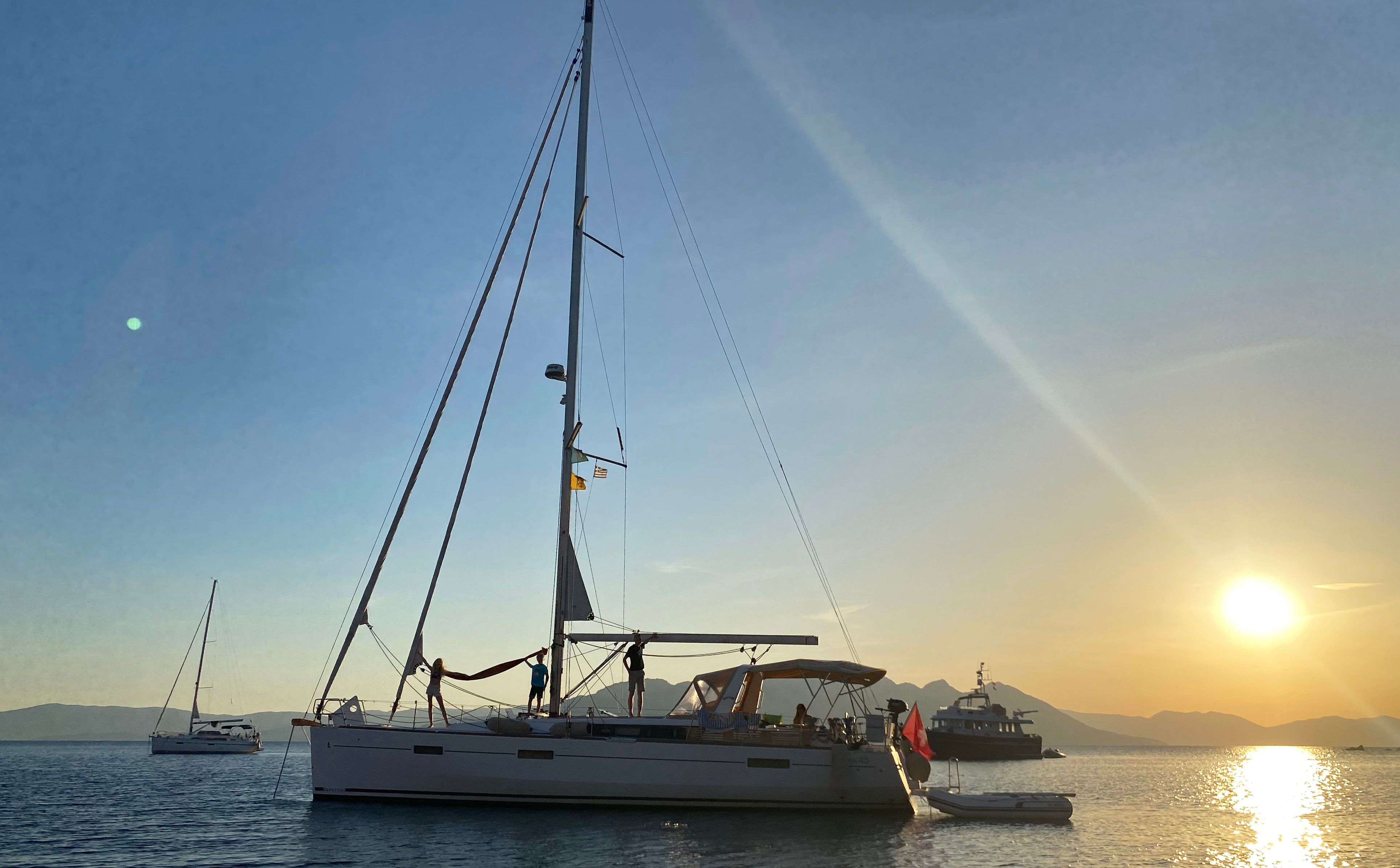 Die Schweizer Yacht CADENZA und ihre Besatzung vor Anker südlich der Insel Ägina.