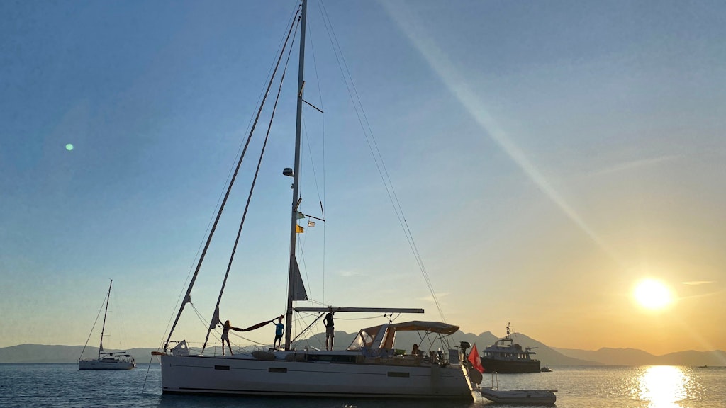 Die Schweizer Yacht CADENZA und ihre Besatzung vor Anker südlich der Insel Ägina.