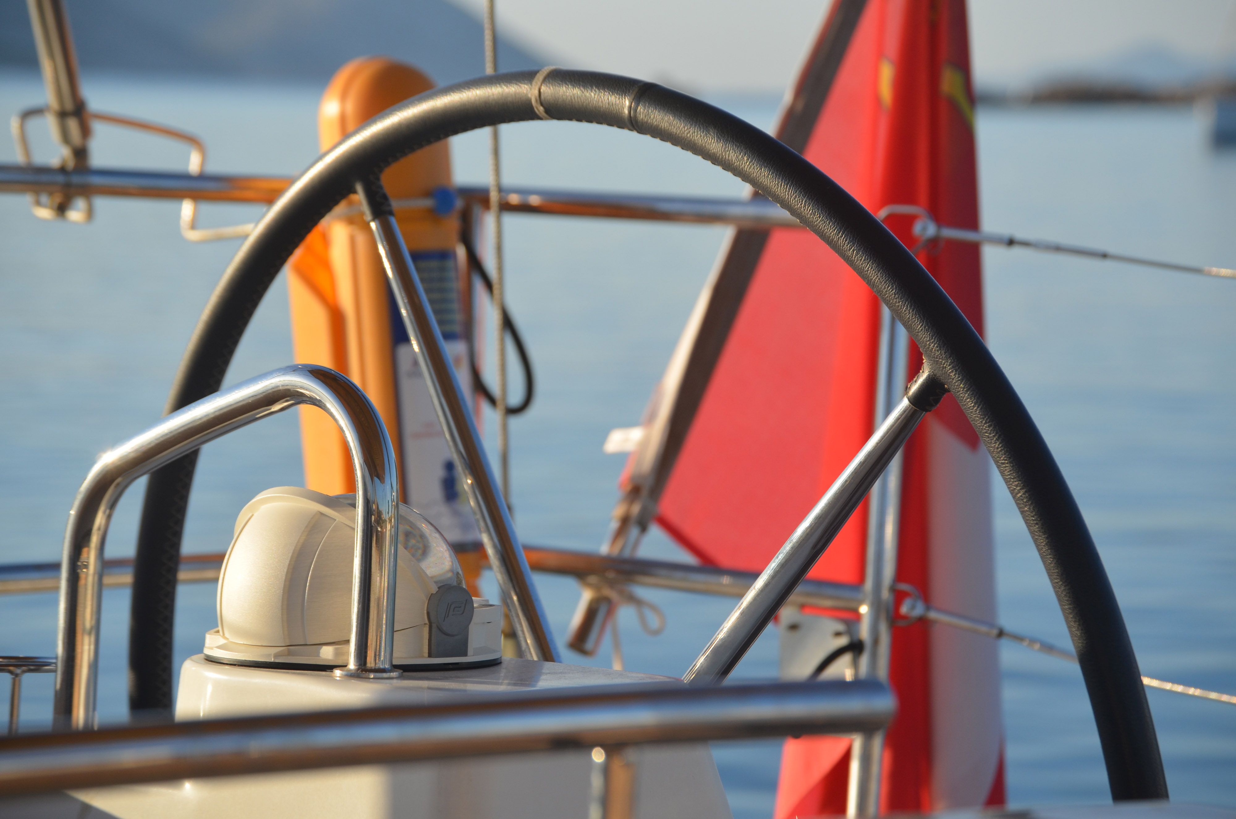Ein Steuerrad vor der Schweizer Flagge.