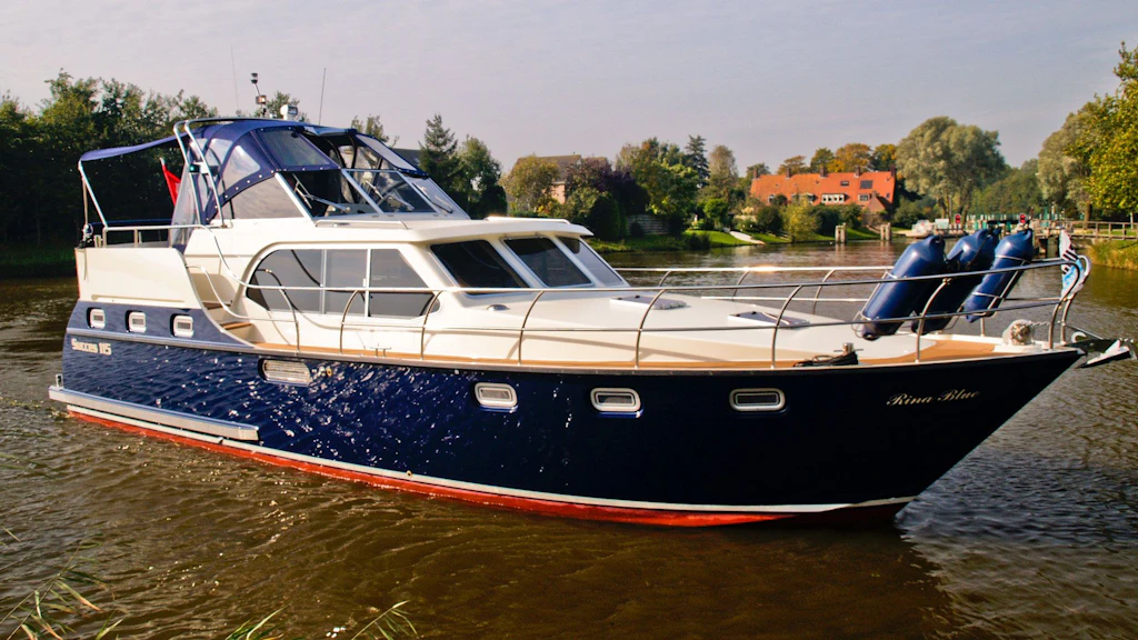 Das Klein- und Küstenboot RINA BLUE unter Schweizer Flagge.