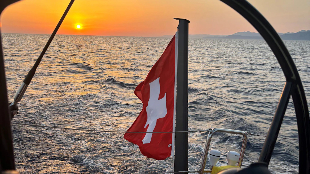 Blick auf den Sonnenuntergang vom Heck der LOMA aus.