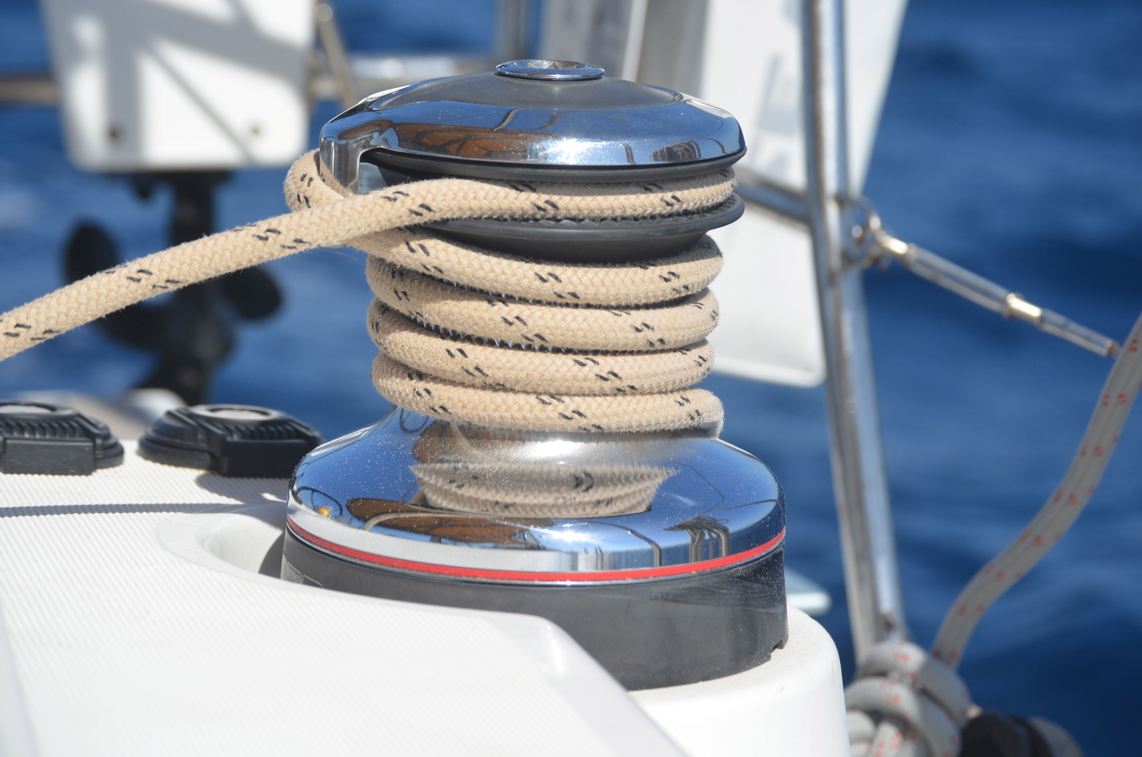 Une écoute frappée sur un winch.