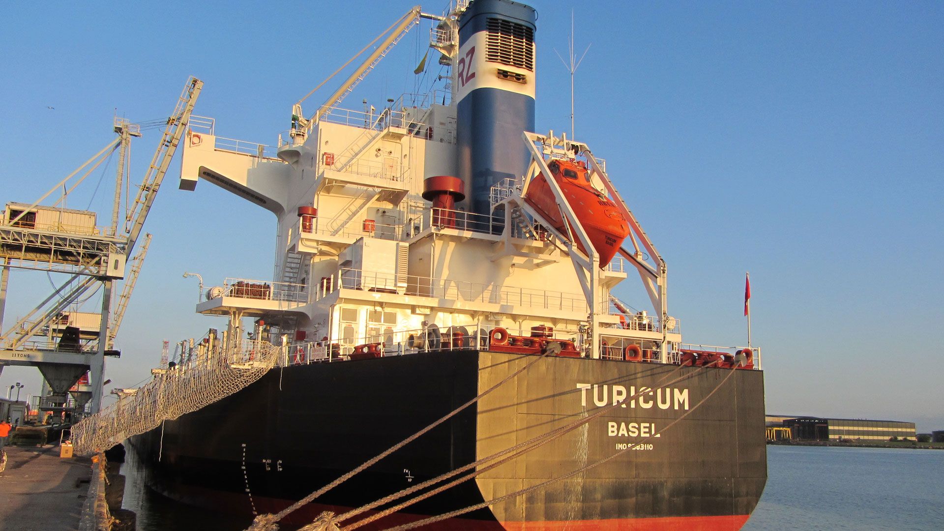 La nave commerciale TURICUM, battente bandiera svizzera, della compagnia Reederei Zürich.