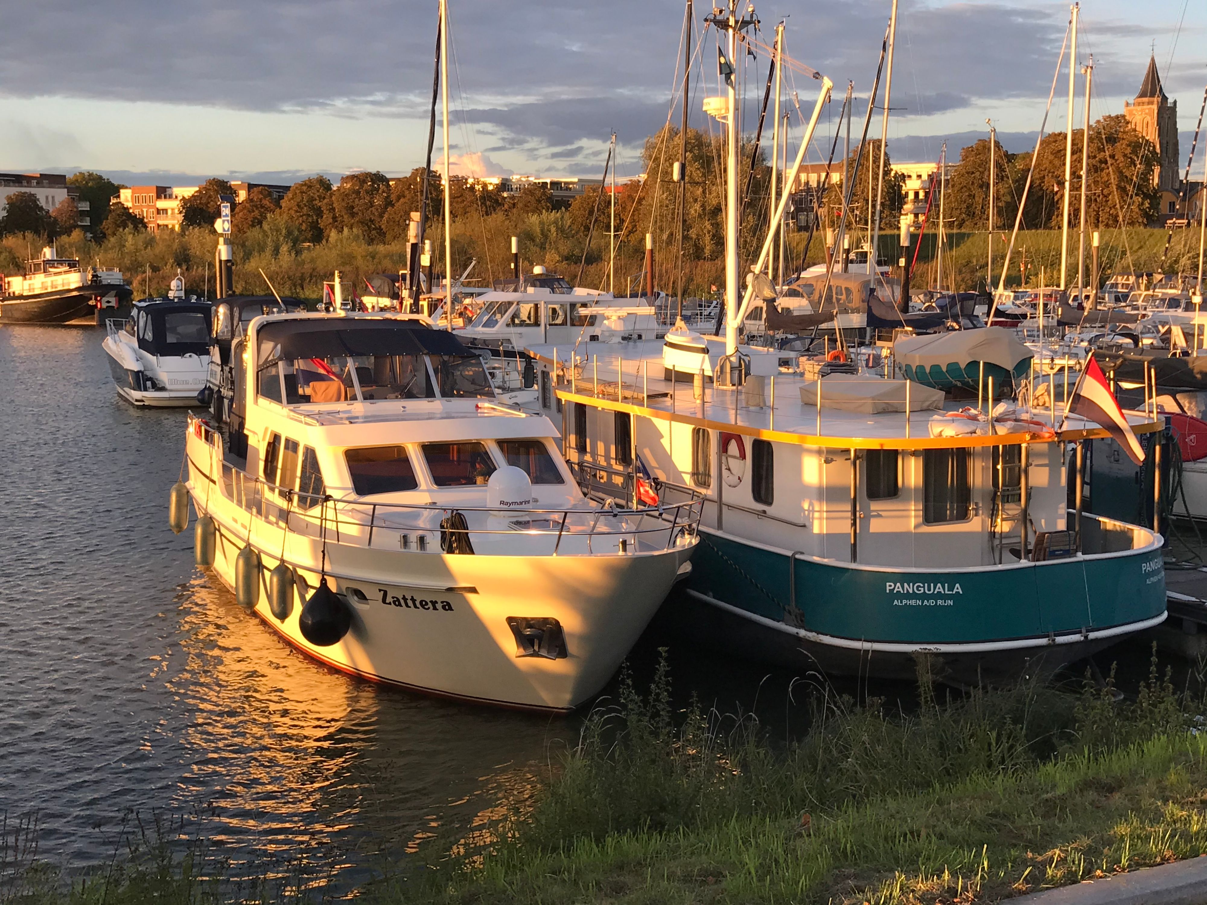 L'imbaracazione costiera ZATTERA battente bandiera svizzera.
